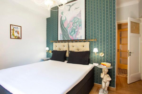 Eclectic 4 Bedroom, 4 Bathroom Apartment - AK1